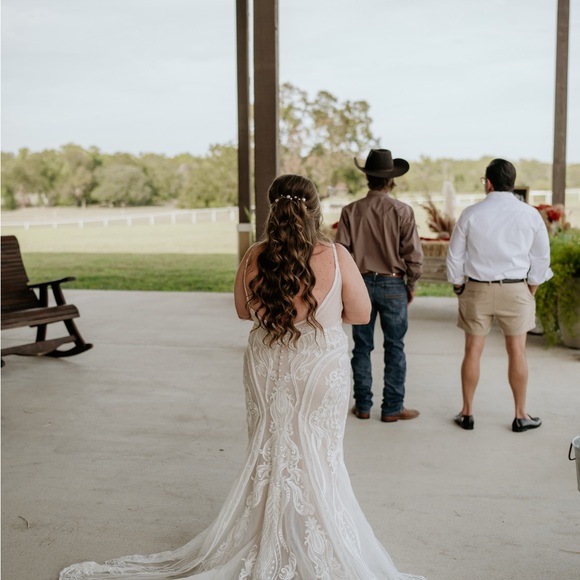 Elegant Lace Wedding Gown - Picture 3 of 5
